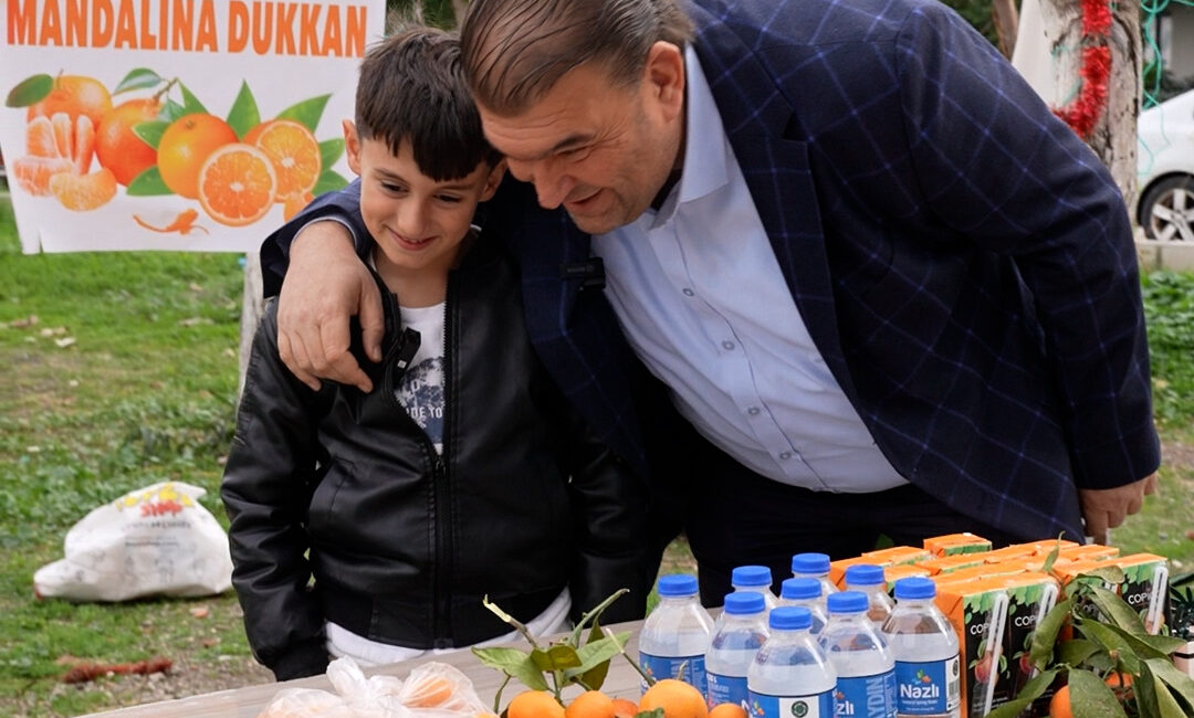 9 Yaşındaki Ferit’e Başkan Yetişkin’den Büyük Sürpriz Seferihisar'da 9 yaşındaki Ferit, mandalina satarak kazandığı parayı sokak hayvanlarına