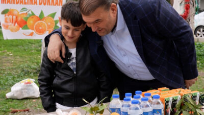 Seferihisar'da 9 yaşındaki Ferit, mandalina satarak kazandığı parayı sokak hayvanlarına