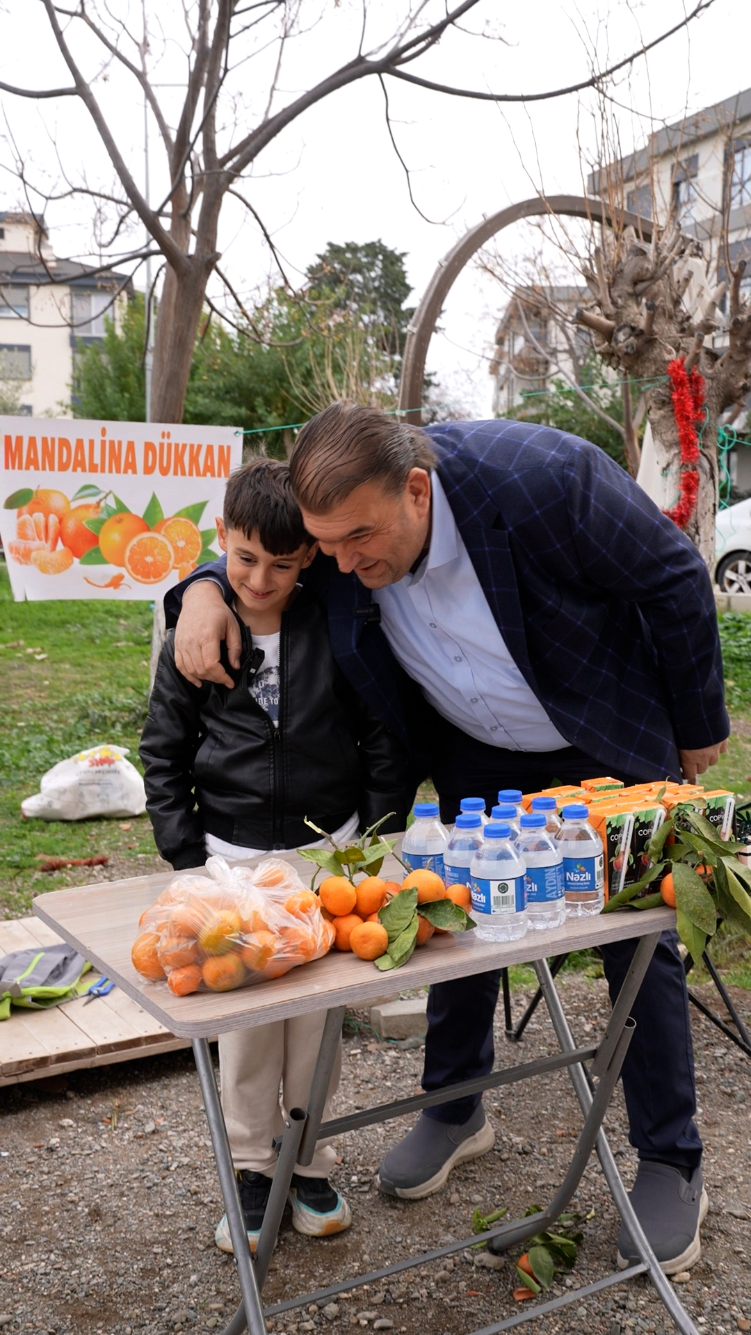 Seferihisar'da 9 yaşındaki Ferit, mandalina satarak kazandığı parayı sokak hayvanlarına