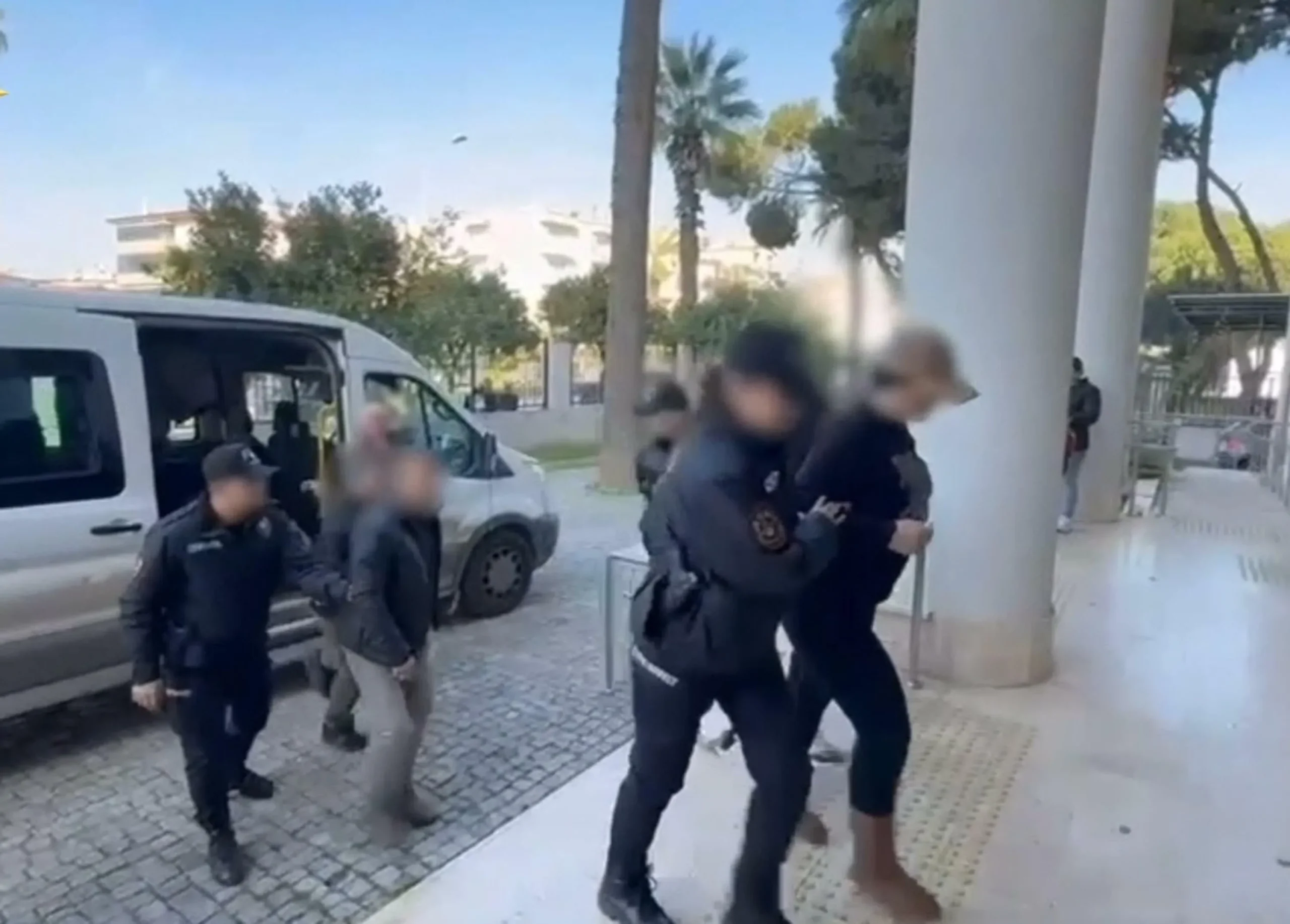 İzmir Torbalı'da 3 aylık teknik takibin ardından düzenlenen narkotik operasyonunda