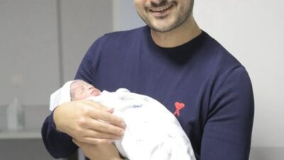 Gaziemir Belediye Başkanı Ünal Işık dede olmanın mutluluğunu yaşıyor. CHP