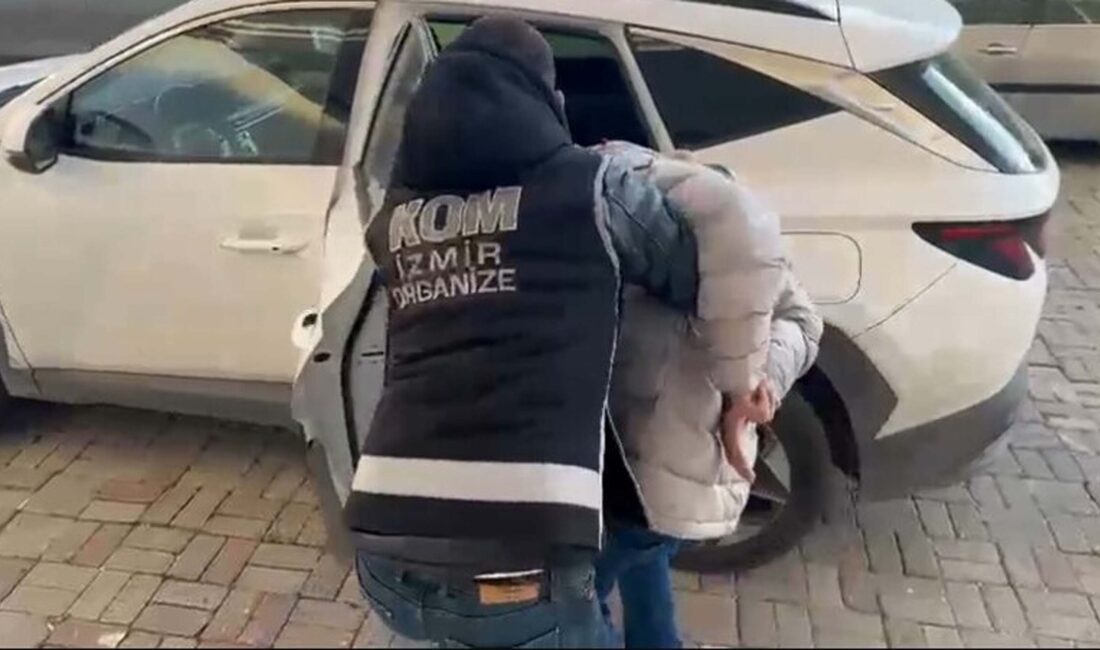 İzmir’de Nefes Kesen Operasyon! 67 Seri Atar Tabanca Ele Geçirildi: 2 Kişi Tutuklandı İzmir'de düzenlenen silah kaçakçılığı operasyonunda 67 seri atar tabanca ve