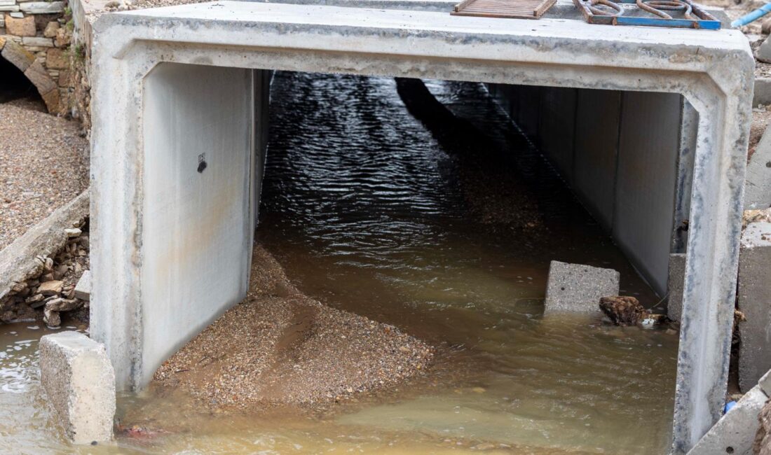 İZSU, Yeni Foça’da 166 kg/m² yağışa neden olan taşkınların önüne