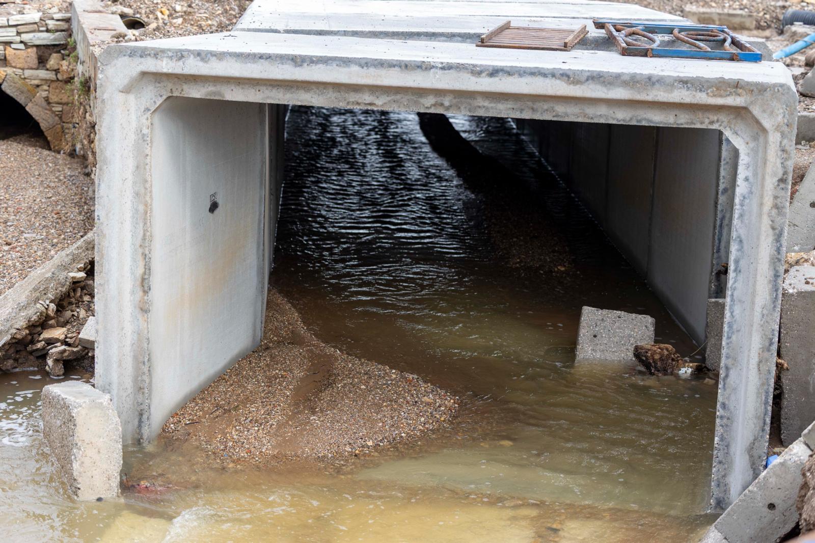 İZSU, Yeni Foça’da 166 kg/m² yağışa neden olan taşkınların önüne