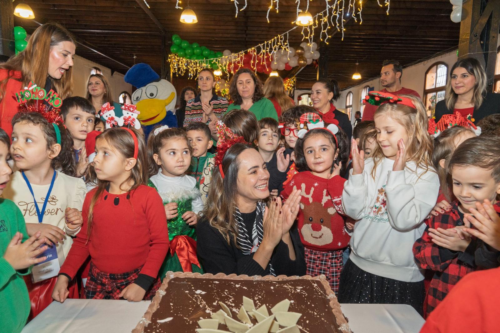Yuvamız İzmirli minikler, Tarihi Havagazı Fabrikası'nda düzenlenen sürpriz partide yeni