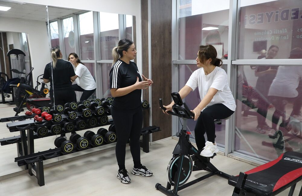 MENDERES BELEDİYESİ KADIN FİTNESS SALONUNU YENİLEDİ Menderes'te kadınlara özel fitness salonu yenilendi ve çalışma saatleri akşam