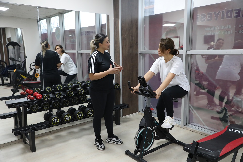 Menderes'te kadınlara özel fitness salonu yenilendi ve çalışma saatleri akşam