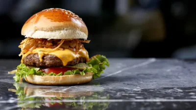 İzmir'de Cemil Tugay müjdeledi: Ücretsiz hamburgerlerin ve müziğin buluşacağı dev