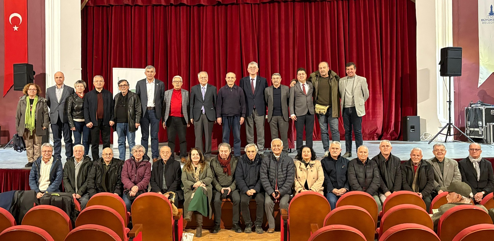 İzmir'de düzenlenen panelde, 24 Ocak kararları ve ekolojik yıkımların Türkiye