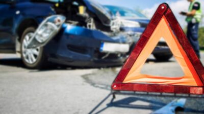 İzmir Foça'da iki otomobilin kafa kafaya çarpıştığı feci kazada 2'si