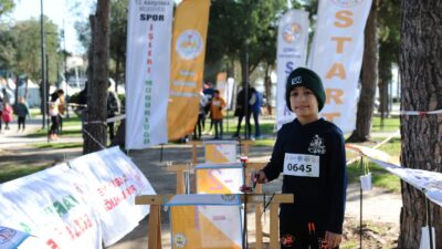 Karşıyaka'da 8-70 yaş arası 131 sporcu oryantiring heyecanı yaşadı. Başkan