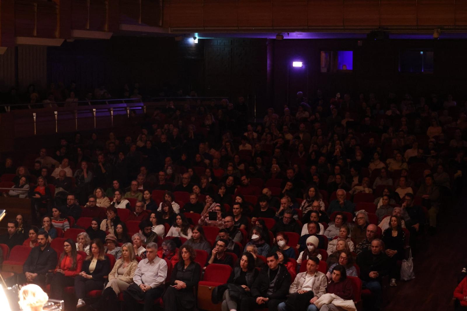 AASSM Konseri İzmir’de Duyguları Ayağa Kaldırdı