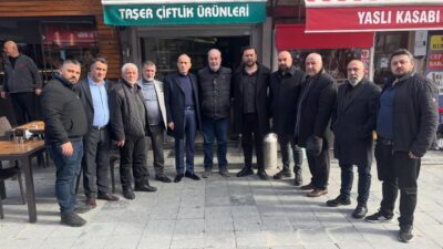 Ülkücü vefa Bornova’da buluştu. Abidin Bilgin, merhum Murat Taşer’in ailesini
