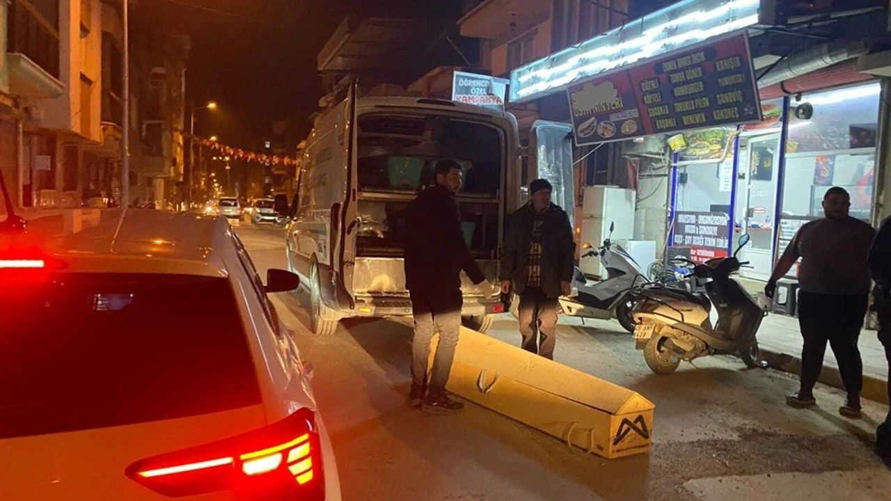 Manisa’nın Alaşehir ilçesinde kirasını ödemeyince şüphelenen emlakçı gerçeği ortaya çıkardı.