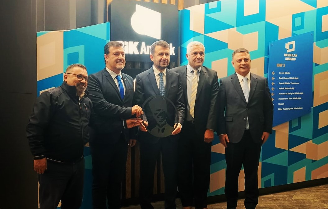 İzmir basın yayın dernekleri, Basın İlan Kurumu Genel Müdürü Abdulkadir
