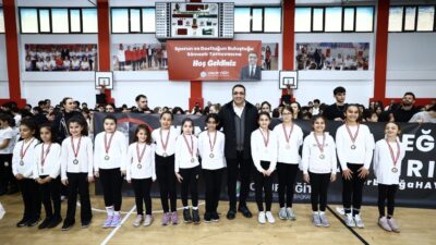 Balçova Dostluk Turnuvası’nda öğrenciler akran zorbalığına karşı sahaya mesajla çıktı.