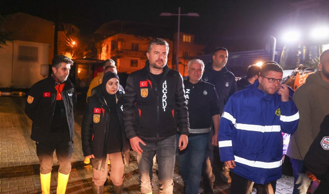 Buca sağanak yağış: Başkan Duman gece boyunca sahadaydı Buca’da metrekareye 80 kg yağış düştü. Başkan Görkem Duman gece