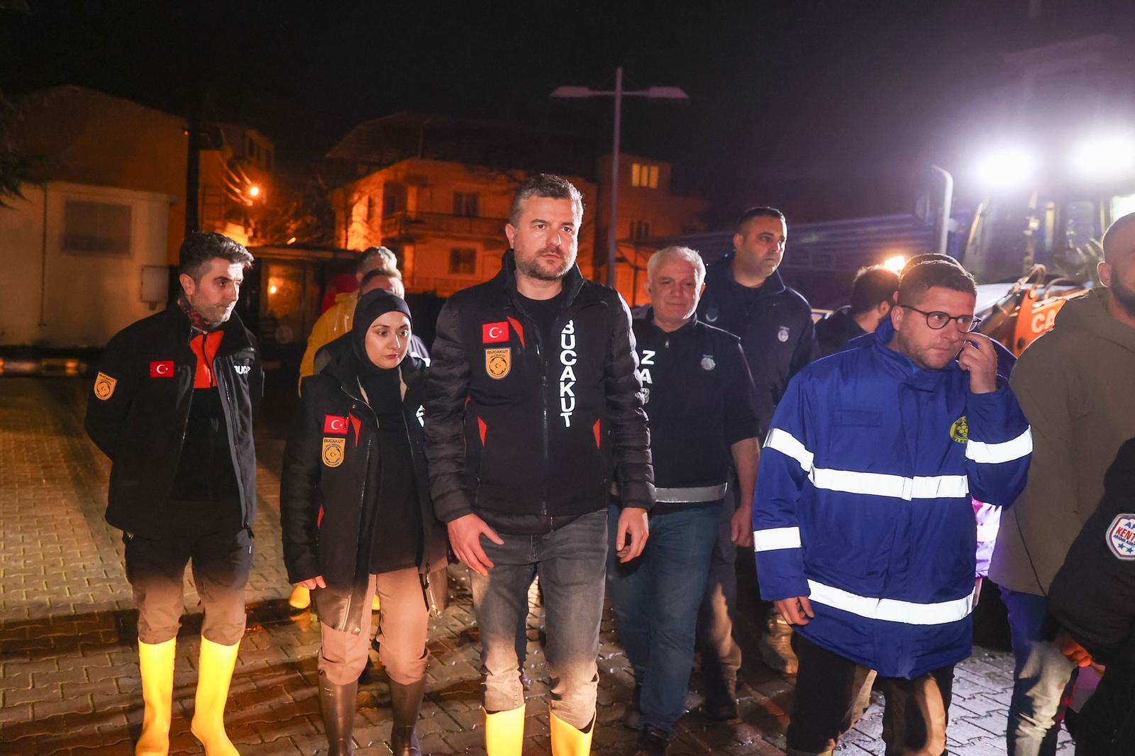 Buca’da metrekareye 80 kg yağış düştü. Başkan Görkem Duman gece