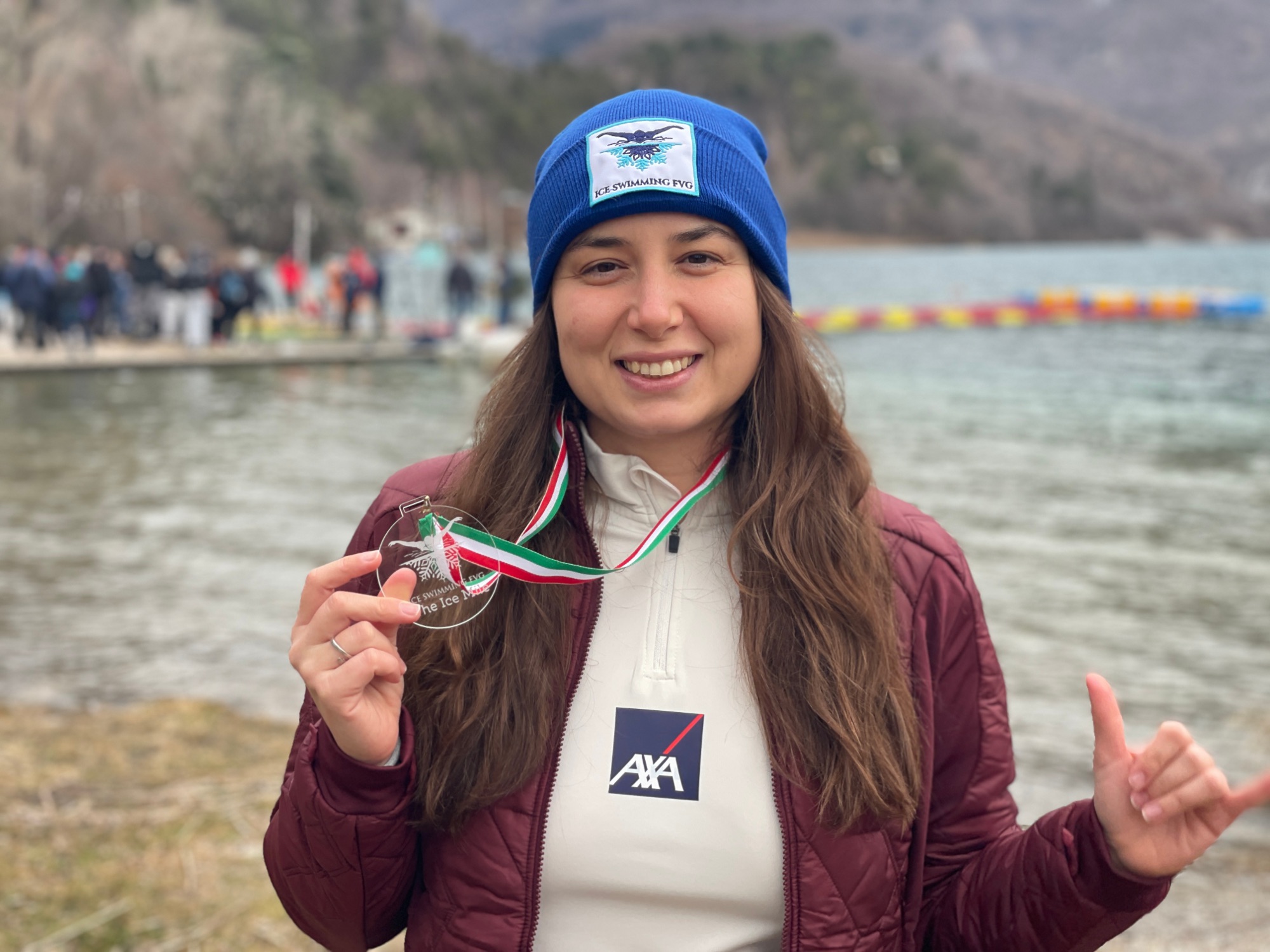 İzmirli Bengisu Avcı, 4,5 derecelik suda 1 mil yüzerek Türkiye