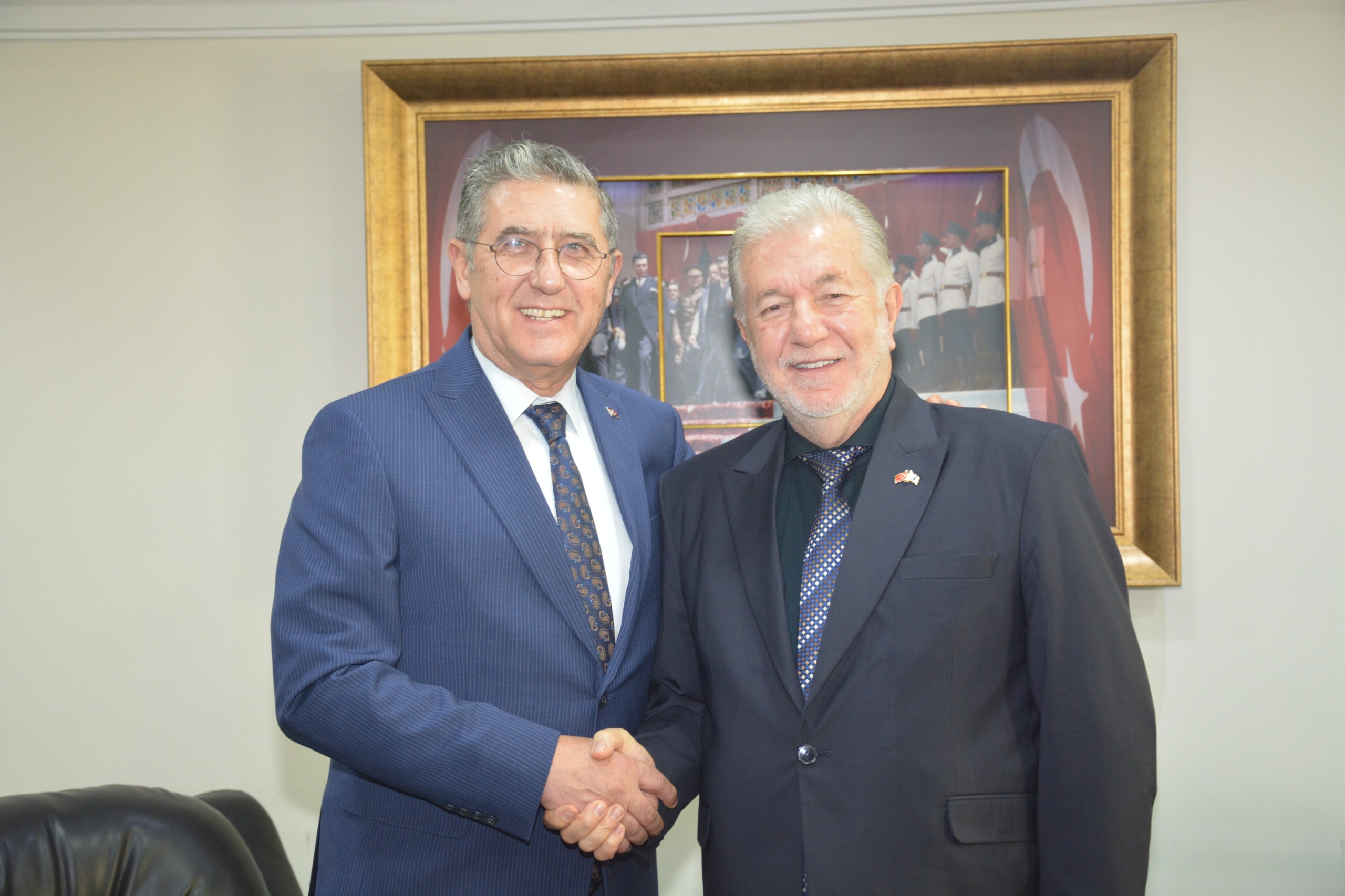 İzmir esnaf buluşmasında Hasan Basri Bostancı’dan Yalçın Ata’ya açık destek
