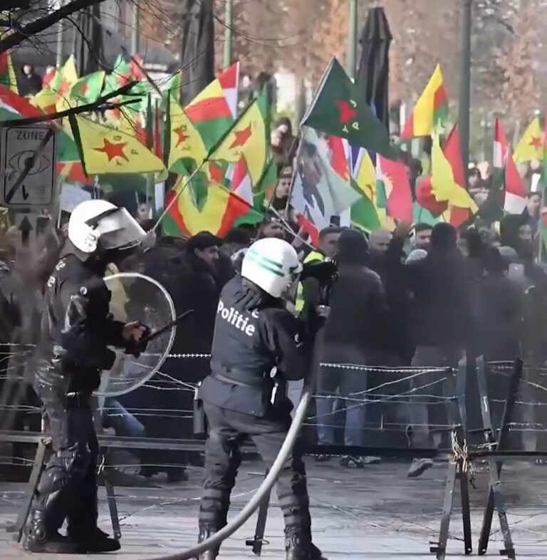 Brüksel’de YPG/SDG/PKK yandaşlarının izinsiz gösterisine polis müdahale etti. AP ve