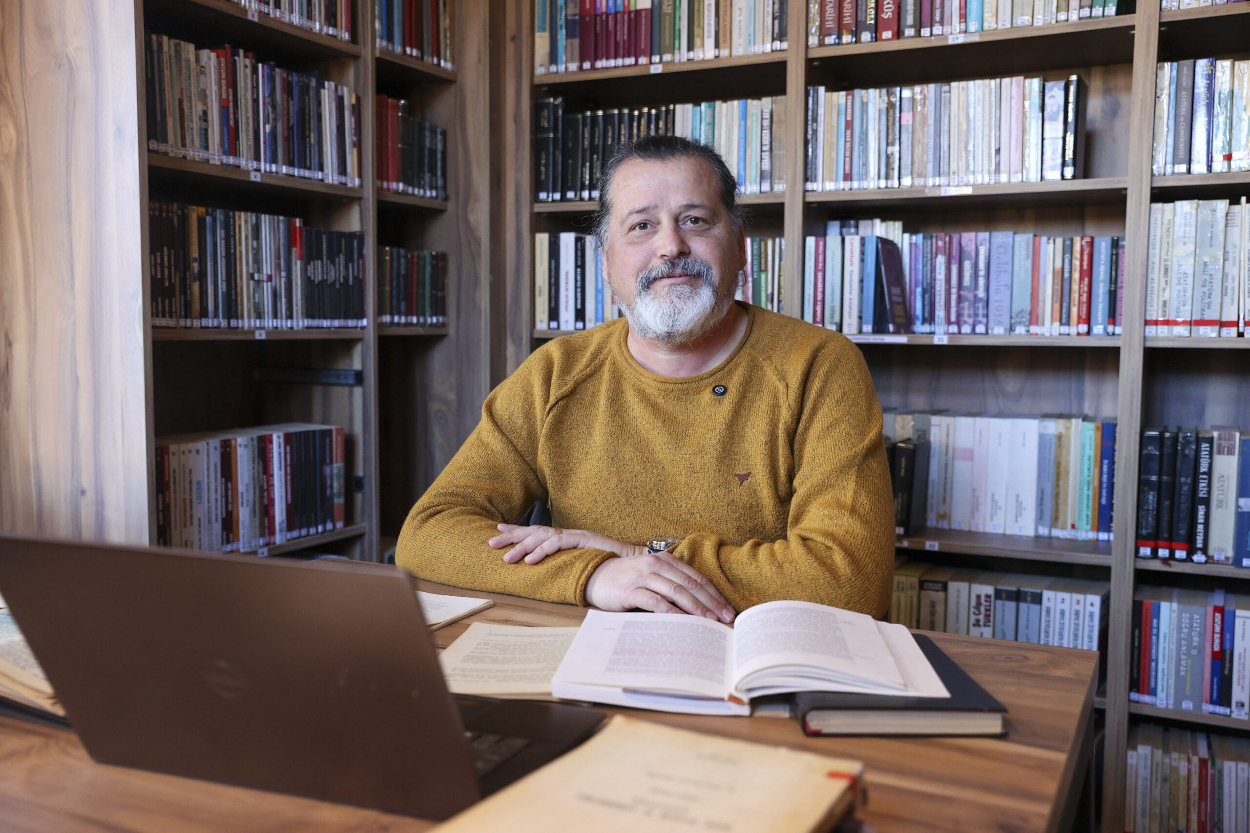 Buca Belediyesi’nin tarihi Ernest Balladur Köşkü’nde açtığı Cumhuriyet Kütüphanesi, zengin