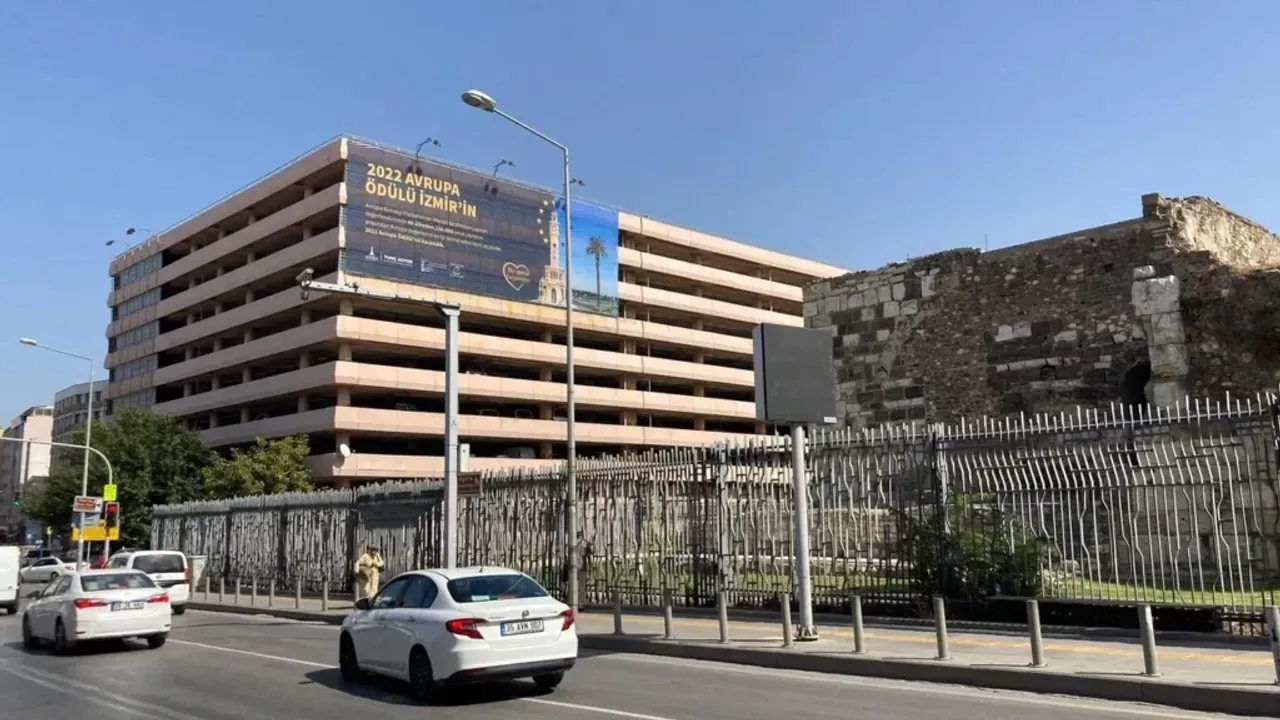 Çankaya Katlı Otoparkı 1 Ocak'ta kapandı! İzmir Büyükşehir Belediyesi, otoparkın