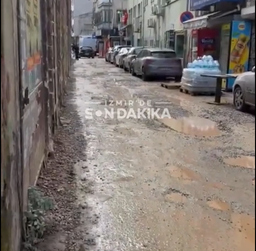 Alsancak’ta yağmur sonrası su dolu bozuk yol ve çukurlar
Alsancak çukurlarla gündemde: Konak Belediyesi ne iş yapıyor