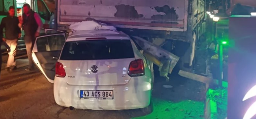 Turgutlu kaza: Otomobil önce yayaya ardından TIR'a çarptı, 3 yaralı