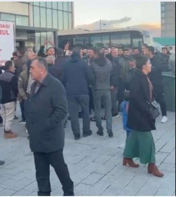 Pazarcılar Odası Seçimi Karıştı: Polis Devreye Girdi Pazarcılar Odası seçimi İzmir’de olaylı geçti. Hamdi Erişen’in kazandığı seçim