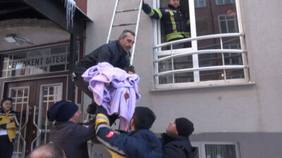 Erzurum’da bir evden gelen bebek ağlama sesi mahalleyi alarma geçirdi.