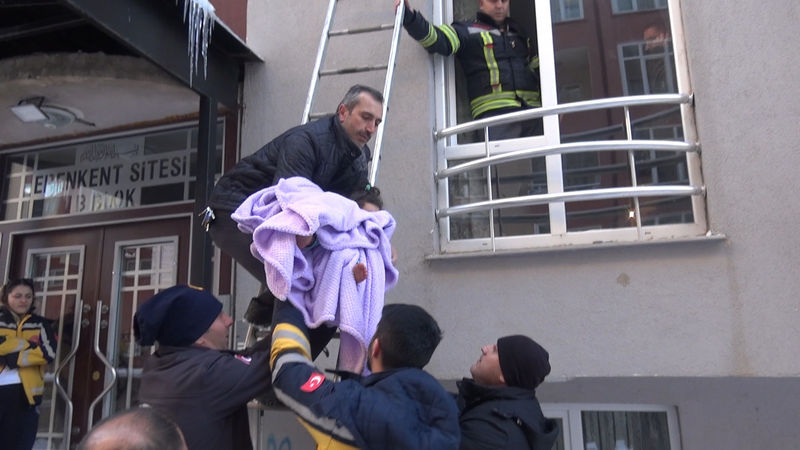 Erzurum’da bir evden gelen bebek ağlama sesi mahalleyi alarma geçirdi.