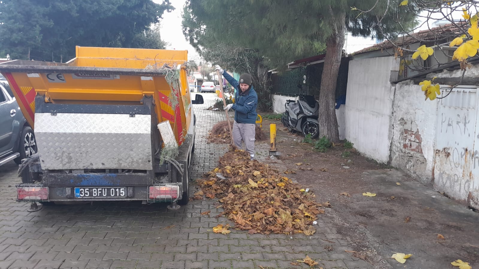 Foça Belediyesi saha çalışmaları tam gaz sürüyor! Yol onarımından park