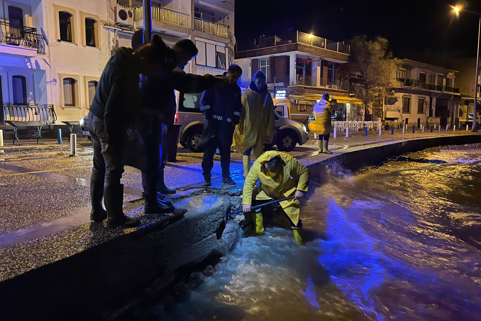 Foça’da Sağanak Vurdu