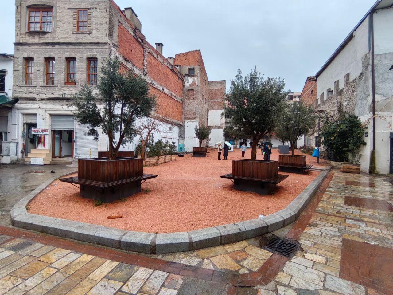 Havralar Meydanı düzenleme projesi için İzmir Büyükşehir Belediyesi sahaya indi.