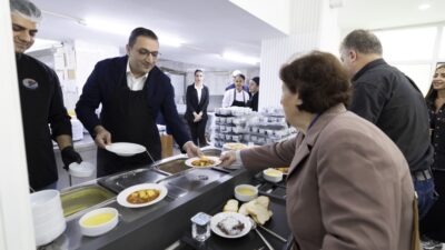 Balçova Belediyesi, Kent Lokantası'nda pişen sıcak yemekleri yaşlı ve ihtiyaç
