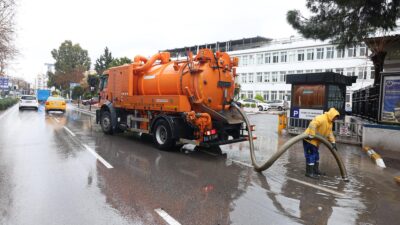 İzmir Büyükşehir Belediyesi ekipleri, yağışların ardından altyapı çalışmalarının sürdüğü noktalarda
