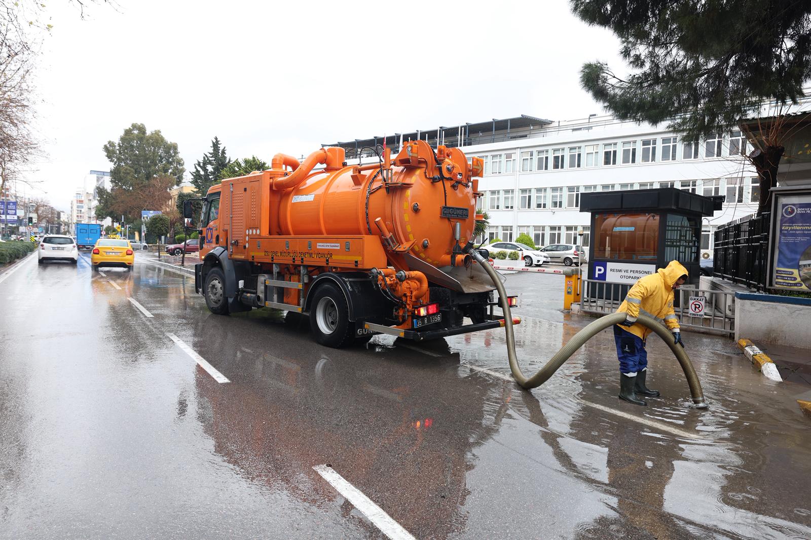 İzmir Büyükşehir Belediyesi ekipleri, yağışların ardından altyapı çalışmalarının sürdüğü noktalarda