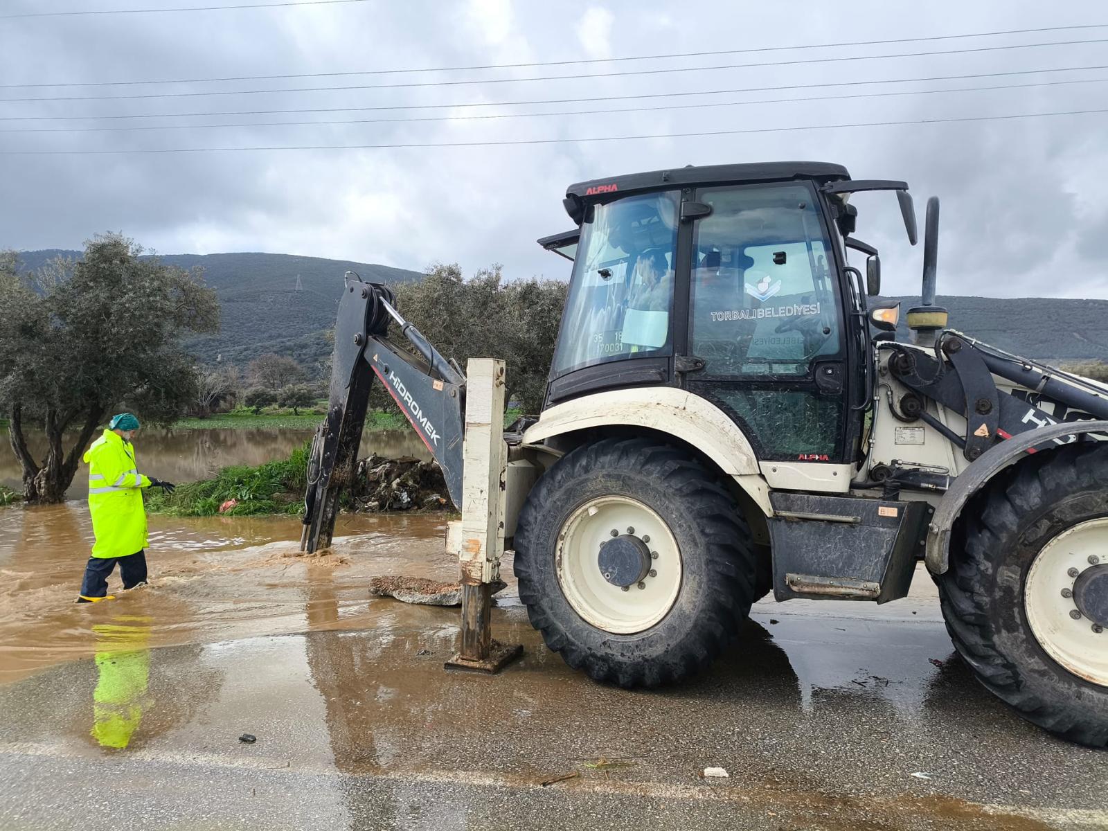 İzmir Büyükşehirden Altyapı Noktalarına Anında Müdahale
