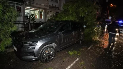 İzmir fırtına ve sağanak yağışla zor anlar yaşadı. Yollar göle