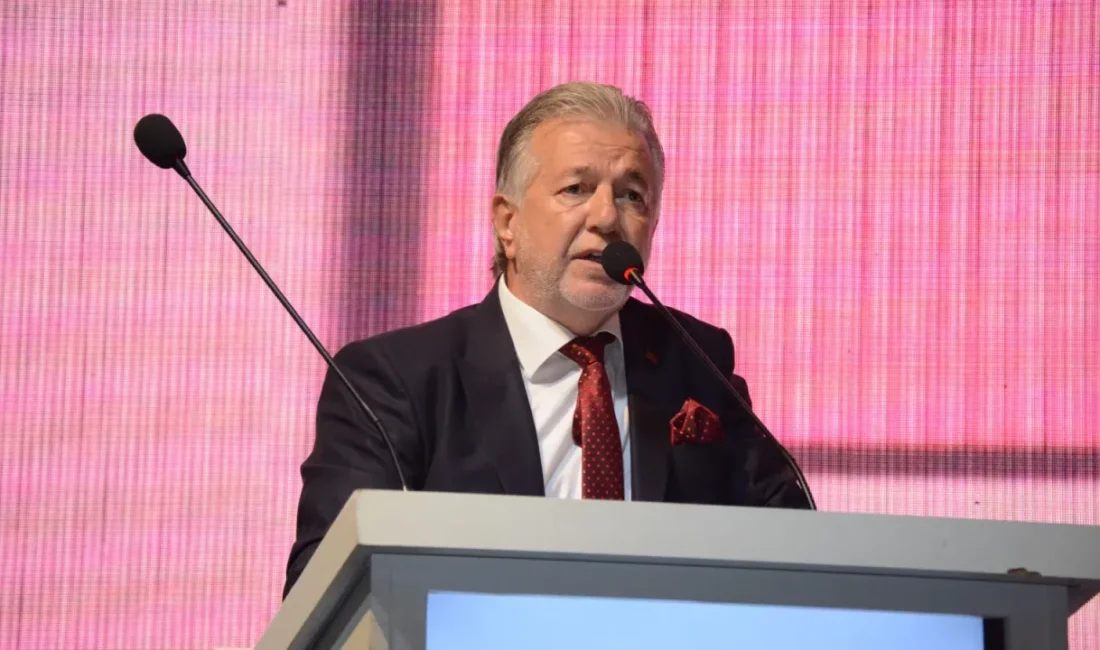 İzmir Lokantacılar Odası seçimi krizle geçti. Yalçın Ata kürsüye çıktı,