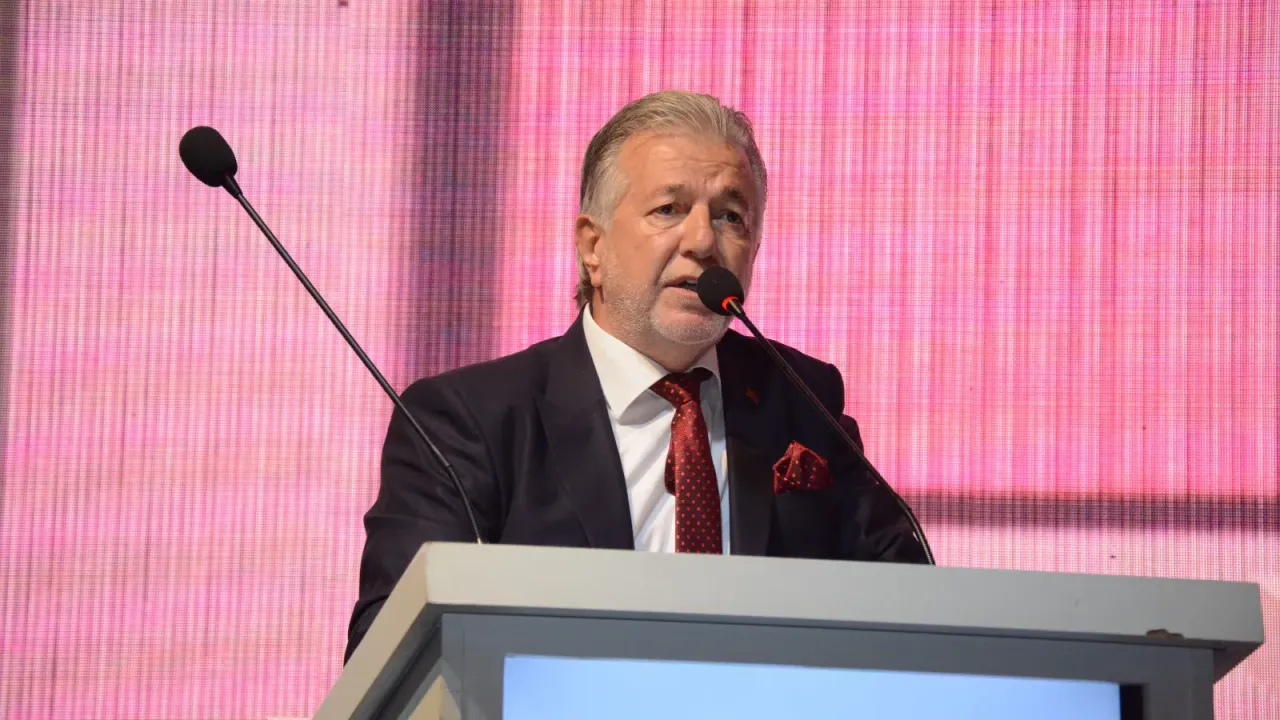 İzmir Lokantacılar Odası seçimi krizle geçti. Yalçın Ata kürsüye çıktı,