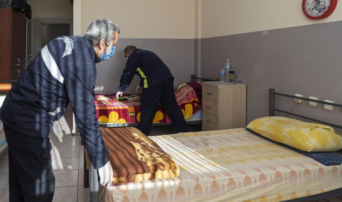 İzmir evsiz barınma merkezi kapılarını açtı: Kimse dışarıda kalmayacak! İzmir evsiz barınma merkezi kış mesaisine başladı! Sokakta kalanlara 24
