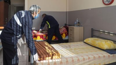 İzmir evsiz barınma merkezi kış mesaisine başladı! Sokakta kalanlara 24