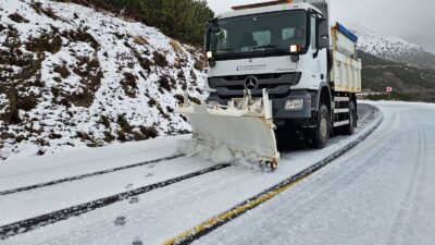 İzmir karla mücadele çalışmaları hız kazandı. Büyükşehir Belediyesi ekipleri, 6