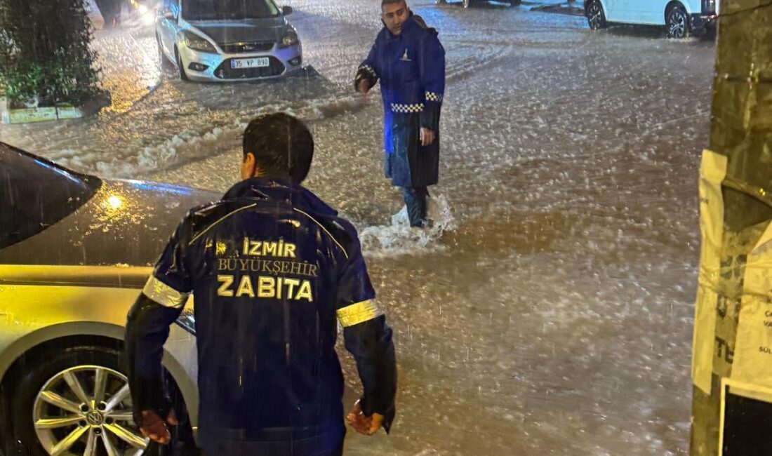 İzmir sağanak yağışla geceyi alarmda geçirdi. Büyükşehir Belediyesi 1.314 personelle