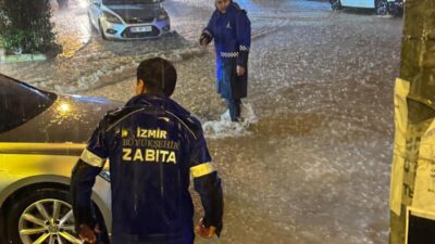 İzmir sağanak yağışla geceyi alarmda geçirdi. Büyükşehir Belediyesi 1.314 personelle