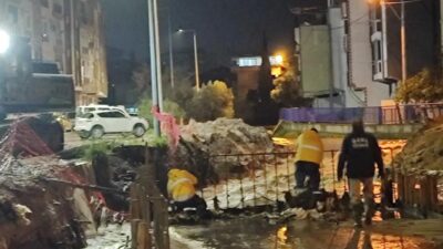 İzmir sağanak yağış ve fırtınayla geceyi zor geçirdi. Dereler taştı,