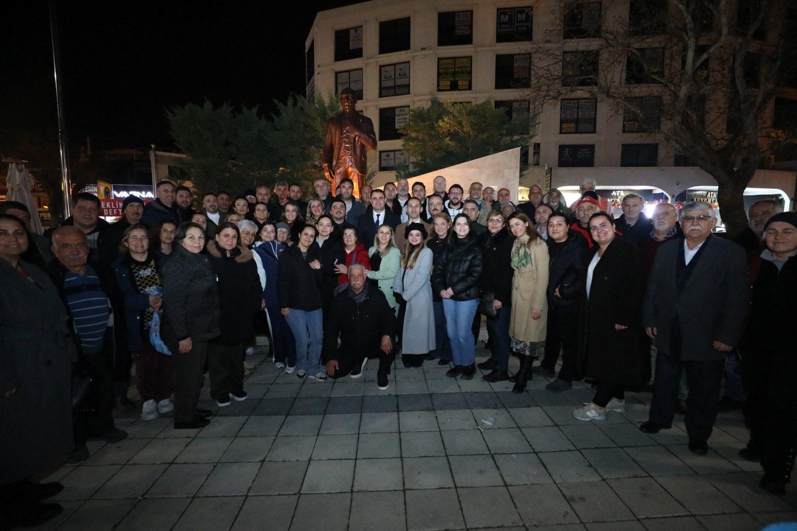 Menderes’te emekliler isyanda CHP meydanda tek yürek