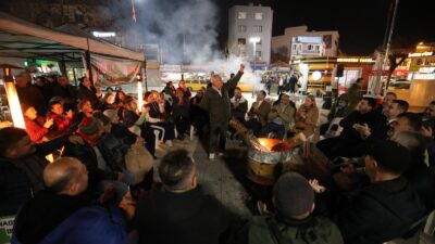 Menderes’te emekliler için düzenlenen CHP eylemi yoğun katılımla gerçekleşti. İlçe